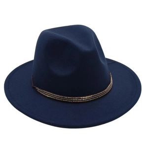 Détail d'un chapeau fedora en laine bleu marine avec un bandeau décoratif perlé