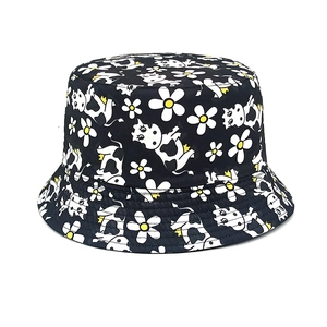 Détail d'un chapeau bob pour enfants avec motif marguerites et imprimé vache