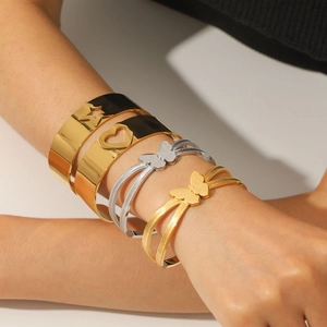 Bracelets larges en acier inoxydable poli avec découpes d'étoiles et de cœurs