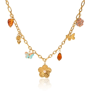 Détail d'un collier en acier doré avec pendentifs en forme de fleurs et papillons