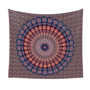 Gros plan des motifs mandala et paisley sur une tapisserie murale bohème