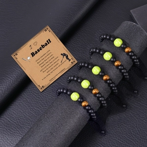 Vue détaillée des bracelets en perles d'oeil de tigre avec carte de baseball incluse