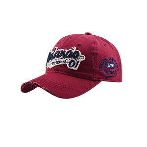 Detail der weinroten Baseballkappe mit abgenutztem Schirm und Orlando Stickerei