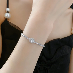 Détail d'un bracelet géométrique argenté avec des pierres de zircon étincelantes