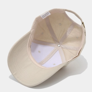 Structure interne de la casquette en coton beige avec six panneaux et boucle en métal