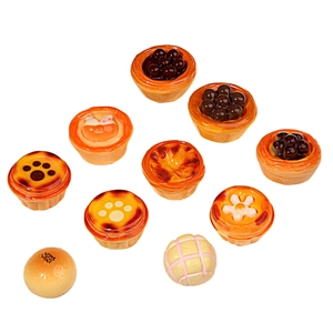 Lot de 9 miniatures de pâtisseries en résine avec tartes aux fruits et pains sur fond blanc