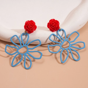 Boucles d'oreilles rose rouge avec grands cadres fleurs bleus évidés et aiguilles argent