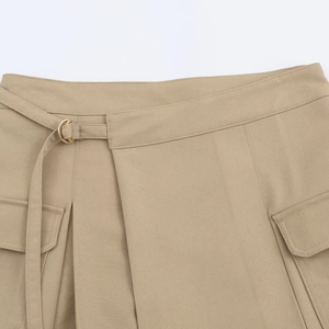 Mini jupe-short kaki taille haute en coton avec poches cargo et détails de boucle en D métal