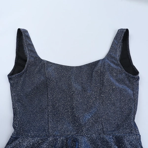 Détail de robe de fête bleue scintillante avec décolleté carré profond et tissu brillant