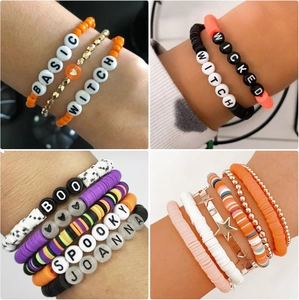 Gros plan de bracelets en perles Heishi DIY avec perles de lettres et breloques étoiles