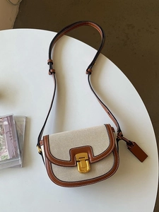 Borsa a sella in tela e pelle con fibbia dorata nei toni del marrone e del beige