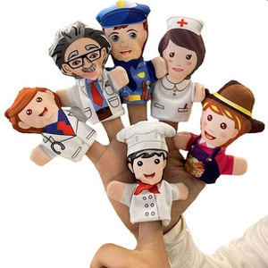 Vue détaillée de six marionnettes à doigts en peluche représentant divers métiers variés