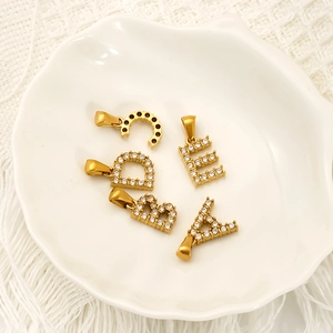 Pendentifs alphabet A-E en acier doré avec des pierres de zircon scintillantes