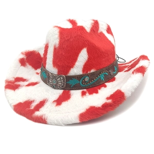 Détail d'un chapeau à imprimé vache rouge et blanc avec broderie de feuilles et boucle papillon