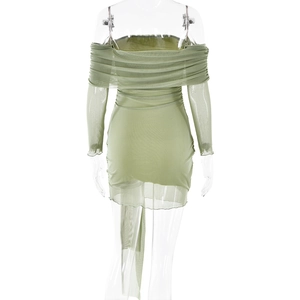 Détail d'une mini robe en mesh vert clair avec manches longues et détails drapés froncés