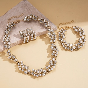 Ensemble bijoux luxe avec perles géométriques, cristaux et design filigrane doré élégant