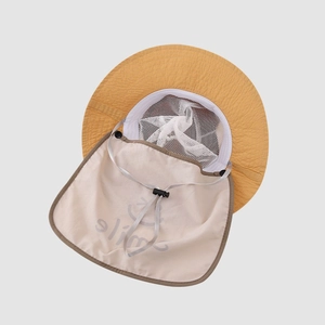 Détail de la doublure en maille respirante et imprimé smile sur le rabat de protection solaire