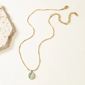 Halskette aus Edelstahl mit ovalem Katzenaugenstein und Perlen-Schlangenkette in Gold