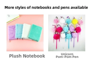 Detalle del cuaderno de peluche suave y bolígrafo de pompón de unicornio en tonos pastel
