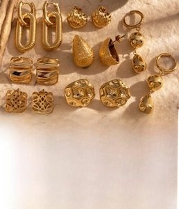 Détails de boucles d'oreilles en acier titane doré aux formes goutte et cœur