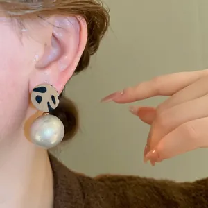 Boucles d'oreilles rétro imprimé léopard avec perle blanche et métal doré chic