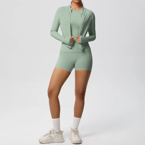 Ensemble de yoga vert trois pièces avec veste ajustée, débardeur et short taille haute