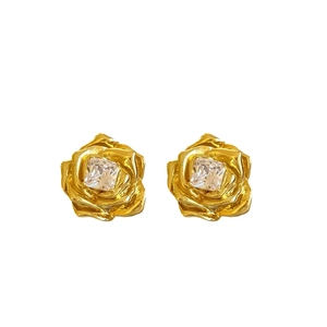 Boucles d'oreilles fleur plaquées or 18k avec zircon carré sur fond blanc