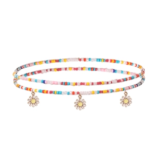 Détail de la chaîne de taille en perles colorées avec trois breloques de marguerites