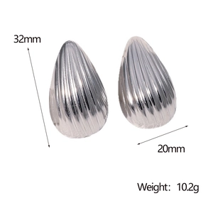 Spécifications détaillées des boucles d'oreilles goutte rayées mesurant 32mm sur 20mm