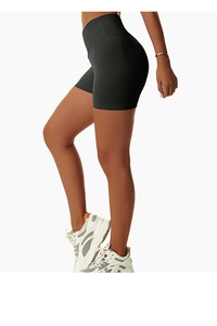 Gros plan sur le short de yoga noir sans couture à taille haute et effet push-up