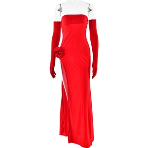 Detail des roten schulterfreien Abendkleids mit 3D-Blumenapplikation und Handschuhen