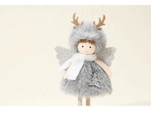 Détail de l'ange en peluche avec robe en fourrure grise et bois de renne marron