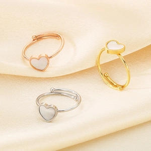 Detailansicht der Herzringe mit Perlmutt in Gold, Silber und Roségold auf Seide