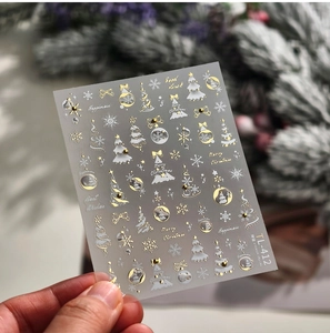 Detaillierte Nahaufnahme von 3D-Weihnachtsnagelaufklebern mit Rentier- und Baummotiven