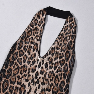 Détail du tissu léopard à paillettes avec col licou et décolleté plongeant en V profond