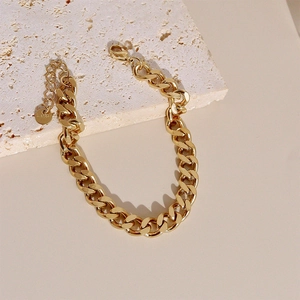 Bracelet gourmette minimaliste en acier inoxydable plaqué or avec fermoir mousqueton