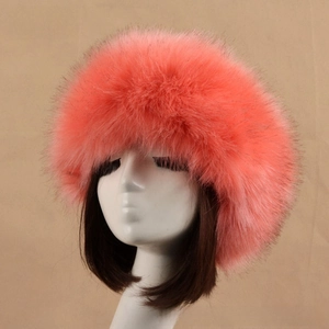 Détail du bonnet en fausse fourrure rose bonbon avec texture moelleuse sur mannequin