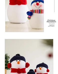 Détail d'un bonhomme de neige en peluche de Noël avec bonnet rouge et écharpe rayée