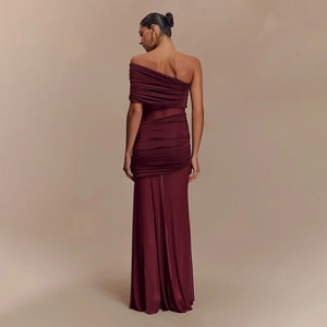 Vue arrière détaillée d'une robe tube en mesh bordeaux avec un élégant plissage et une coupe longue