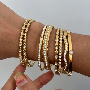 Set di lussuosi bracciali placcati in oro con strass scintillanti sul polso