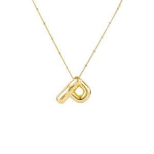 Detail eines polierten goldenen P-Anhängers an einer feinen Kette im Kugeldesign