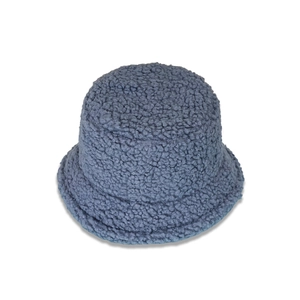 Détail du chapeau bob en polaire peluche bleu-gris avec une texture bouclée et chaude