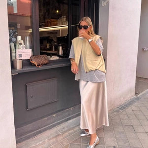 Schicke beige ärmellose Utility-Weste für Damen mit Frontreißverschluss und Falten am Saum