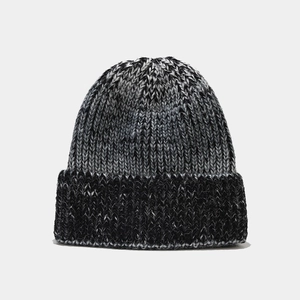 Détail du bonnet en maille épaisse gris et noir chiné avec large revers côtelé