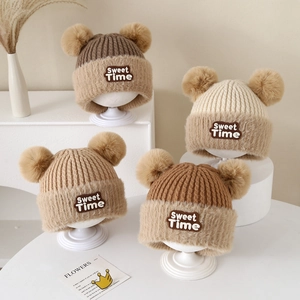Berretto invernale in maglia per neonati con doppi pompon e patch Sweet Time terra