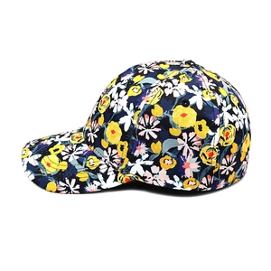 Détail de la casquette de baseball bleu marine avec imprimés floraux jaunes et roses vifs