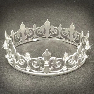 Détail de la couronne baroque argentée aux motifs de lys et cristaux scintillants