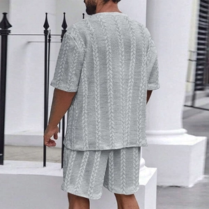 Vue de dos d'un ensemble en tricot gris clair pour homme avec texture à rayures verticales