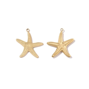 Détail de deux pendentifs étoile de mer dorés avec finitions texturée et polie