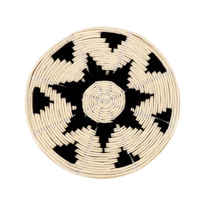 Noordse rotan wanddecoratie schaal met zwart geometrisch patroon op beige vezel